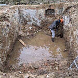 Bauarbeiten am Fundament der exklusiven Jurten-Unterkunft in der Seenplatte