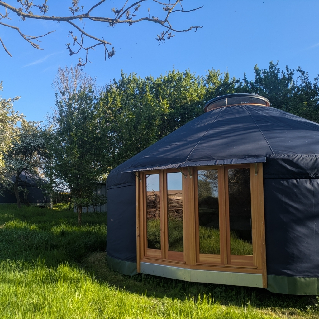 Exklusive Jurte mit Panorama-Glastüren in der Mecklenburgischen Seenplatte