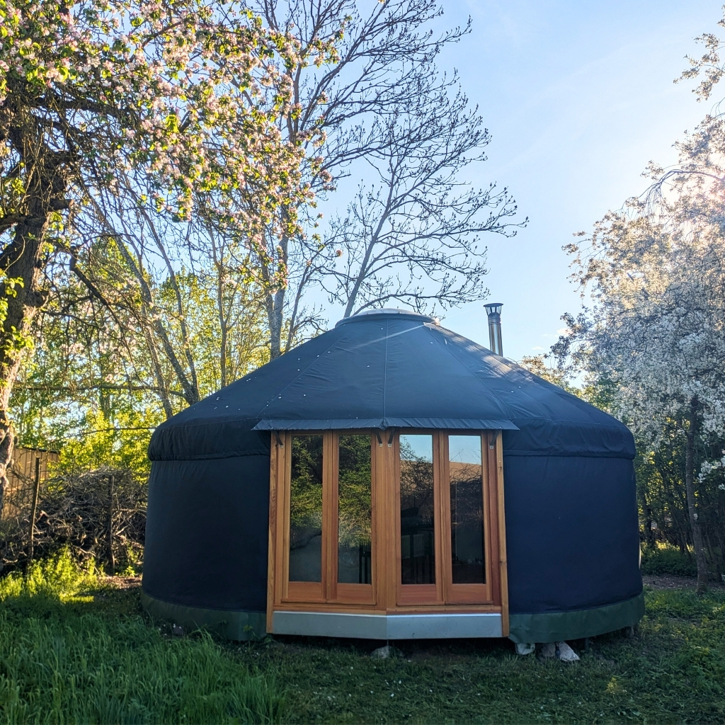 Exklusive Jurte mit Holzterrasse im Frühling – Naturnaher Urlaub Mecklenburgische Seenplatte