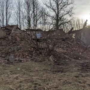 Verfallenes Backsteingebäude in winterlicher Landschaft Mecklenburgische Seenplatte