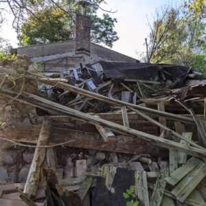 Verfallenes Bauernhaus mit eingestürztem Dach vor der Sanierung