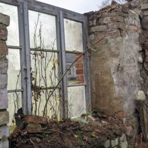 Verfallenes Backsteingebäude mit alten Holztüren, Mecklenburgische Seenplatte