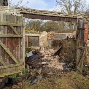 Verfallenes Gelände vor Renovierung – künftiger Standort der exklusiven Jurten