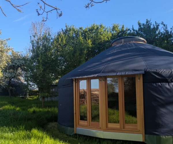 Exklusive Jurte mit Panorama-Glastüren in der Mecklenburgischen Seenplatte